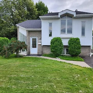Holiday home Timeless Tranquility, A Place Near Everything!, Longueuil